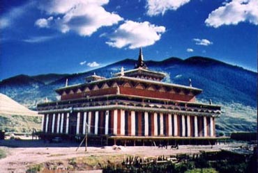 Монастырь Ривоче в Тибете, недавно реконструированный.
